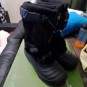 Snow boots boys size 2